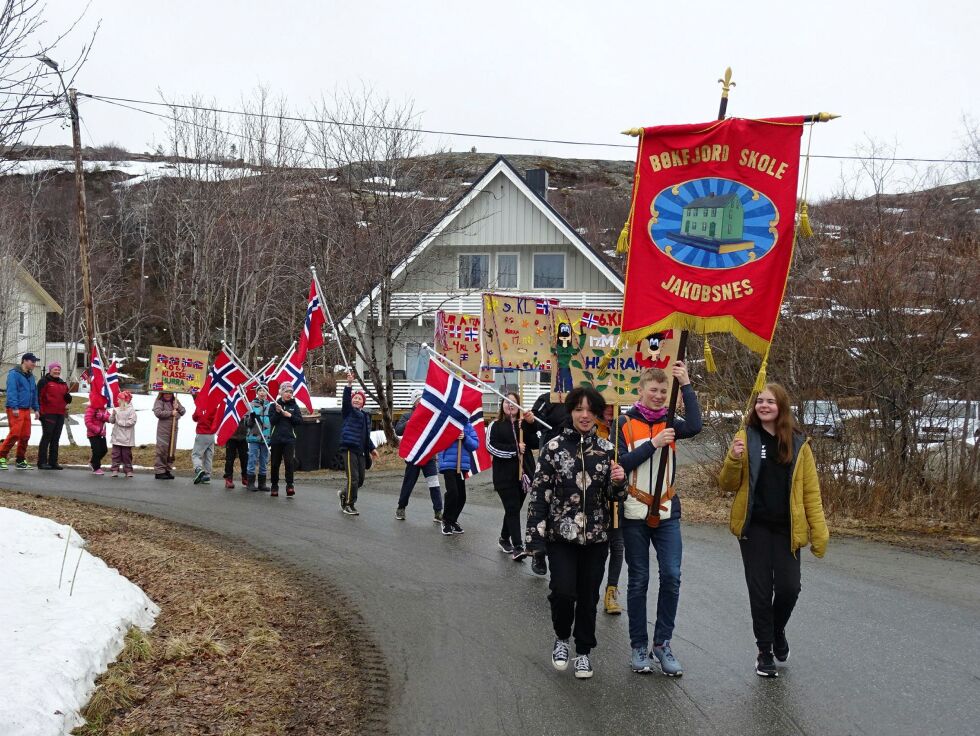 Elev­ene på Ja­kobs­nes opp­vekst­sen­ter fikk en fin 17. mai-mar­ker­ing med tog, sang og lek­er.
 Foto: Grethe Skauge