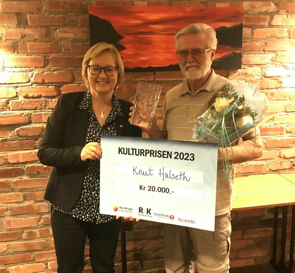 Tirsdag ettermiddag mottok Knut Halseth årets kulturpris av Heidi Holmgren.
 Foto: Nordkapp jeger- og fiskerforening