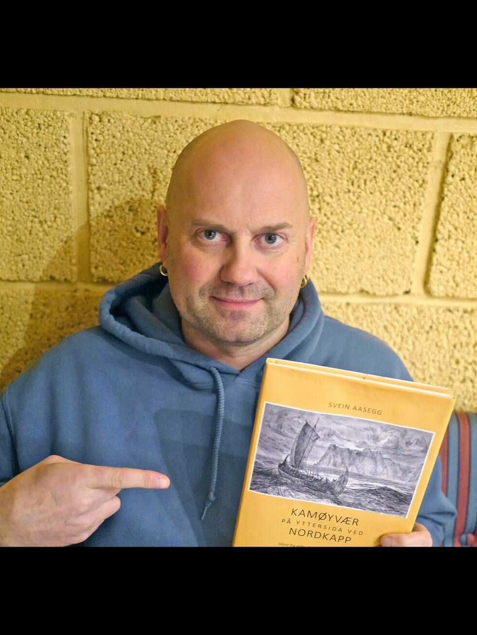 Svein Aasegg har skrevet ei bok som er viktig for fiskeværet Kamøyvær, da den inneholder dokumentasjon av mye som det ikke har vært skrevet om tidligere. – Men boka bør være interessant for alle som er interessert i historie om vår kystkultur, sier leder for Kamøyvær bygdelag, Hugo Salamonsen.
 Foto: Geir Johansen