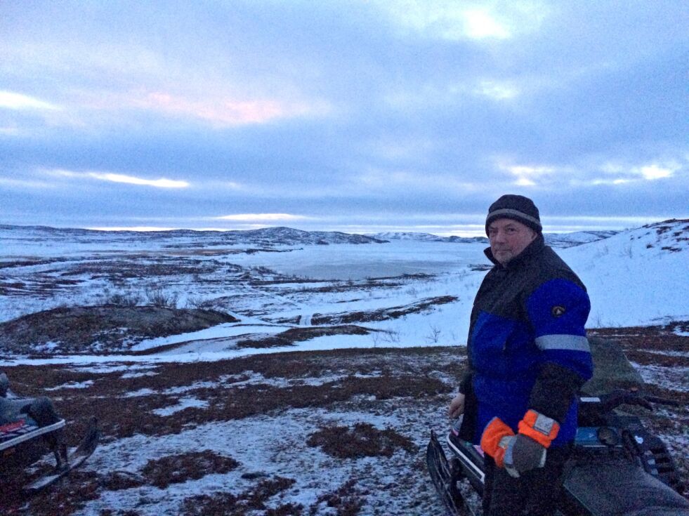– Det er sjeldent harde forhold på fjellet nå, sier Jan Larsen, her ved Geassájávri/Sommervannet i Tana som sees i bakgrunnen.
 Foto: Tom Hardy