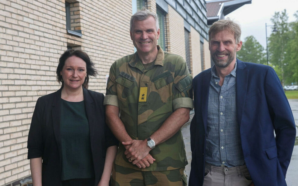 Alta-ordfører Monica Nielsen, hærsjef Lars S. Lervik og Porsanger-ordfører Jo Inge Hesjevik.
 Foto: Synne Nilsson/Hæren