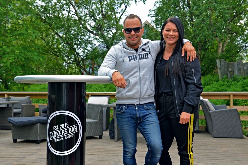Daglig leder Daniel Mathisen og barsjef Pernille Pettersen ved Bankers bar var vertskap under «skeiv aften».
 Foto: Hannah Persen