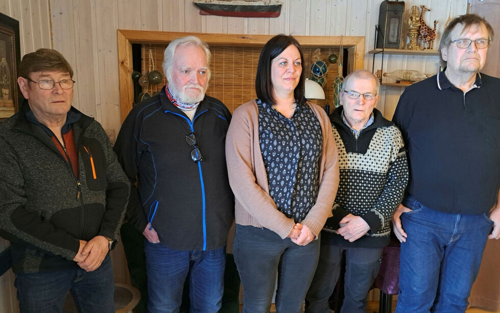 Det nye styret i Finnmárkku mearraluossabivdisearvi/Finnmark sjølaksefiskerforening. Fra venstre Roald Nilssen, Martin Pedersen, Lena Olsen, Knut Lauritsen og Ronny Olsen.
 Foto: Arne Josvald Sabbasen