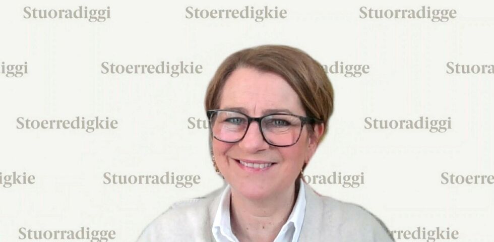 Stortingspresident Tone Wilhelmsen Trøen (H) hilser samefolket 6. februar foran plakaten med navn på Stortinget  på alle de tre offiselle samiske språkene i Norge. Foto: Stortinget
 Foto: Stortinget