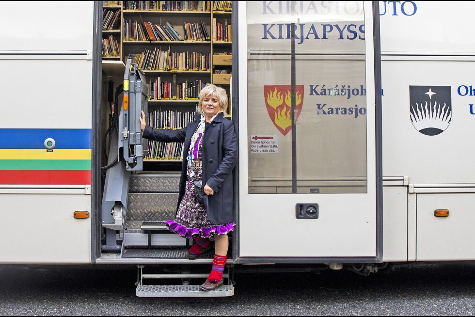 – Bokbussene når folket der ute i distriktene. De som ikke har mulighet til å reise til biblioteker, de når både barn og voksne og eldre. Det er et samlingspunkt og en møteplass for mange av brukerne, fastholder Marit Kirsten Anti Gaup.
 Foto: June Helén Bjørnback
