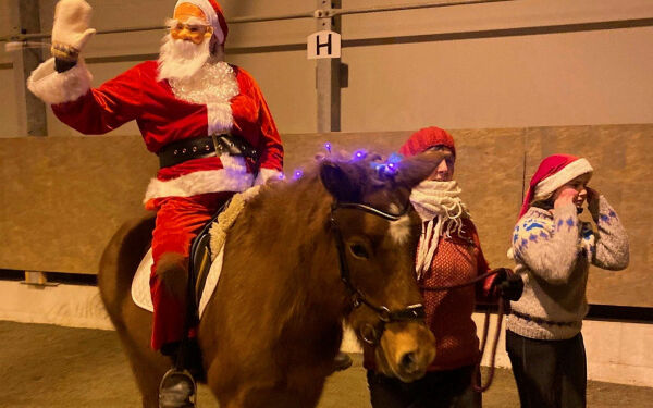 Åpen gård med juleshow