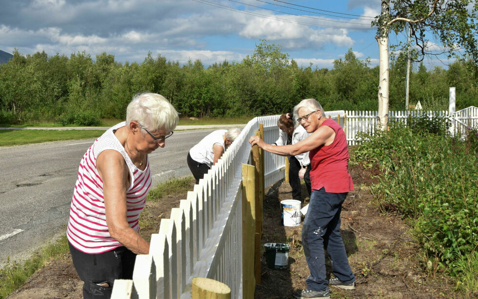 Dugnadsgjenen i gang på gamle Lakselv kirkegård (Arkivfoto: Sara Olaussen Stensvold)
