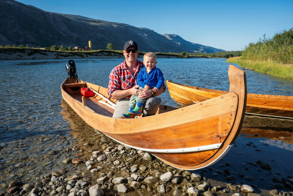 Tom Rune Lindbäck er stolt eier av en helt ny elvebåt bygd av brødrene Lindbäck. 
– Det er helt fantastisk. Se på det arbeidet! De har holdt på hele våren og sommeren, forteller Tom Rune. Her er han sammen med sønnen Heine.
 Foto: Liss Beth Gjertsen Nyby