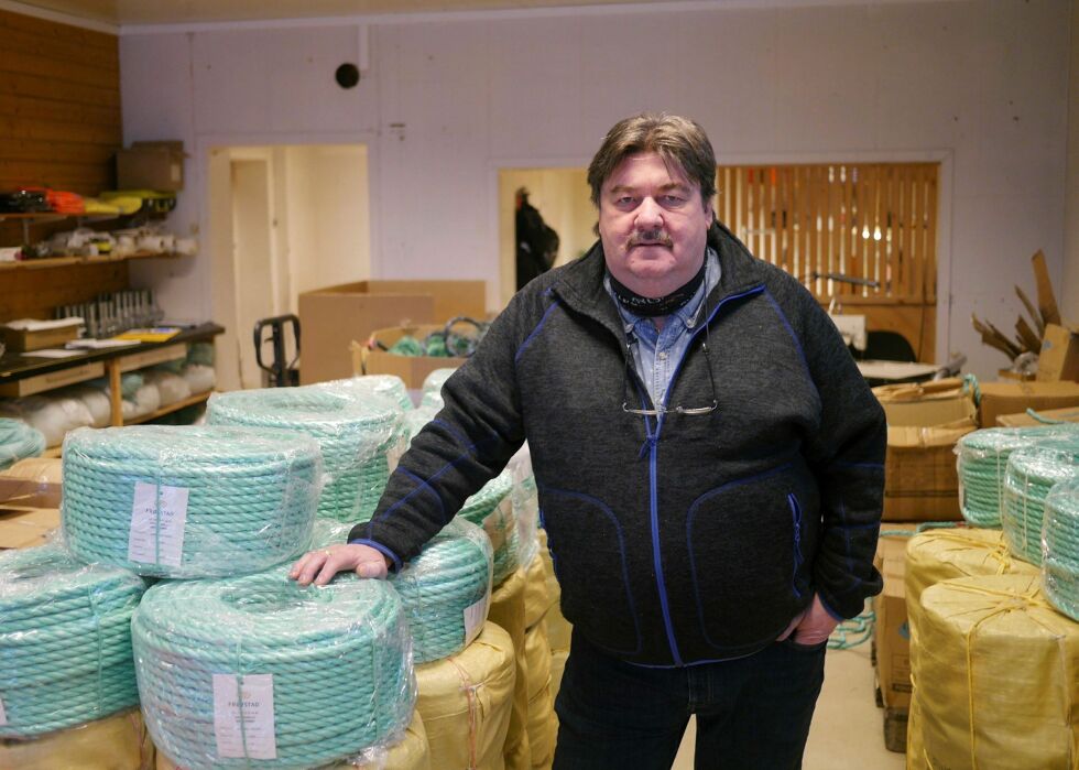 Vidar Danielsen har arbeidet med fiskeri i hele sitt yrkesaktive liv. I nær 40 år har han drevet med salg av redskaper og utstyr til fiskeflåten. Nå er han daglig leder for Frøystad sin Honningsvåg-avdeling.
Foto: Geir Johansen
