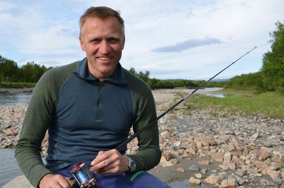 Styreleder i Lakselv grunneierforening, Nils-Roger Pettersen, er svært bekymret for laksebestanden. Han kan fortelle om en sunn elv med mye smolt, men få laks som returnerer.
 Foto: Roger Albrigtsen
