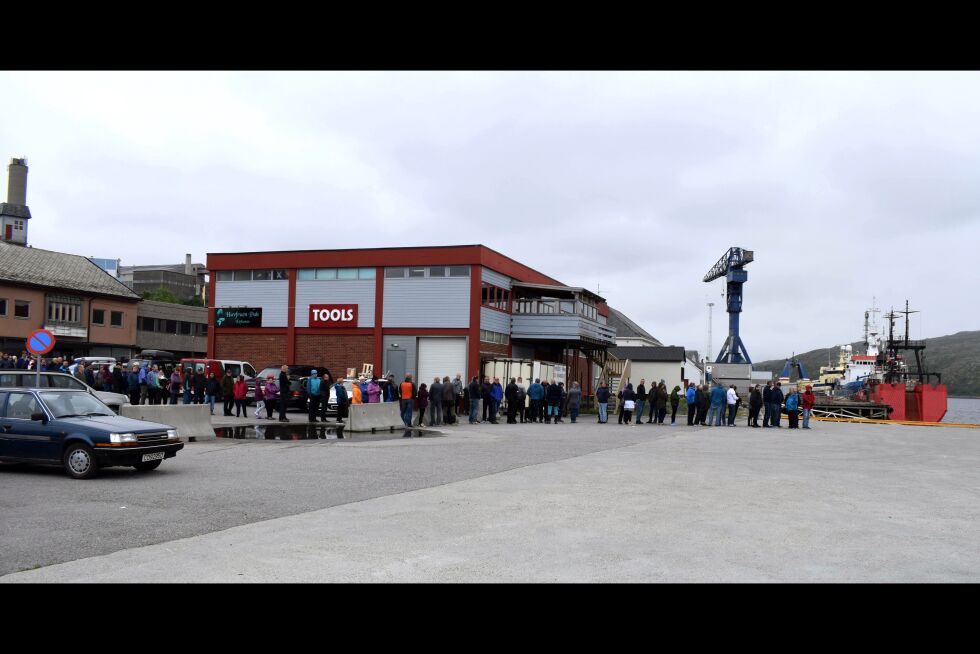 Rekordlang kø, og ikke alle kommer til å få kjøpt seg reker.
 Foto: Birgitte Wisur Olsen