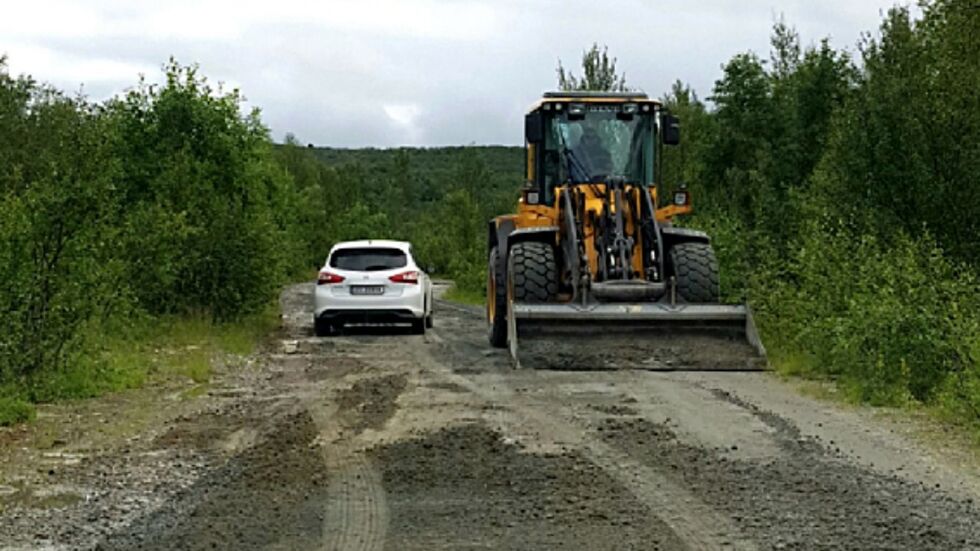 Kommunen brukte tre dager i forrige uke på det årlige vedlikeholdsarbeidet på Ishavsveien.
 Foto:  Vigdis Rask