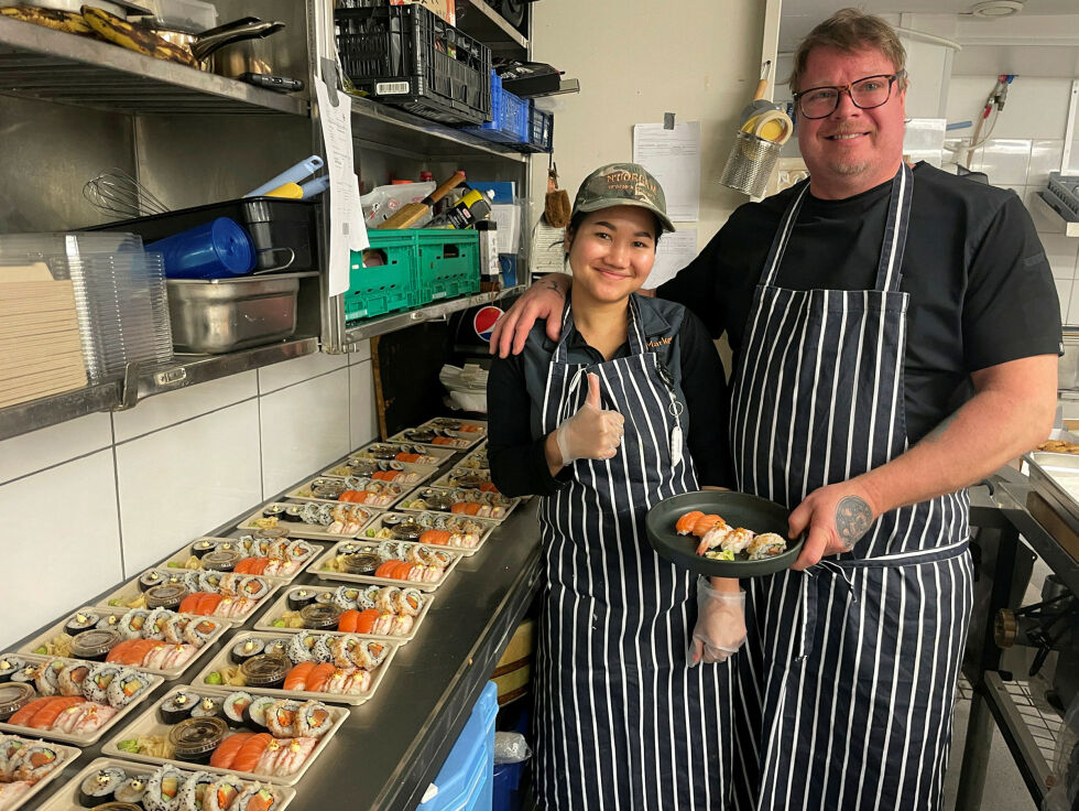 Nuntakan Yoyum og Kim­mo Julehä lager minst 1000 sushi- og makibiter hver fredag og lørdag.
 Foto: Birgitte Wisur Olsen