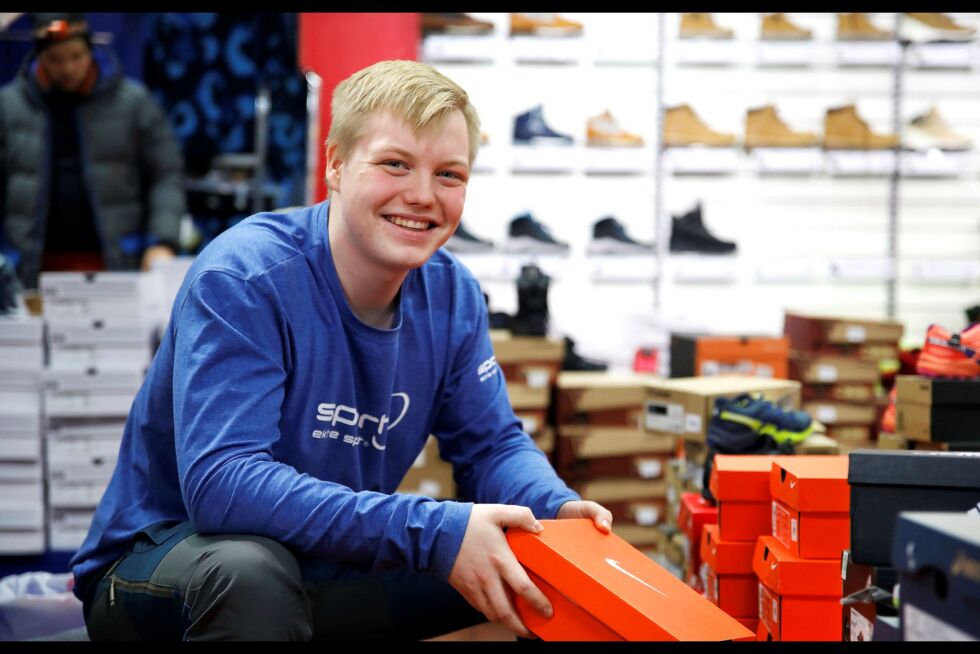 Ságat møtte Adrian Nikolay Simonsen på Sport1 i Karasjok der han arbeidet flittig. Han forteller til Ságat at han gleder seg til å feire jul med familien. Foto: June Helén Bjørnback