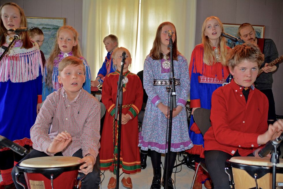 Andreas S. Olsborg og Adrian T. Pedersen spiller trommer. På bakre rekke ser du Alina R. Utsi, Christiane Evertsen, Mathias Skum-Remman, Ella M. Elvenes, Save L. Heitmann, Elle L. Guttorm og Kristian S. Olstad.
 Foto: Elin Margrethe Wersland