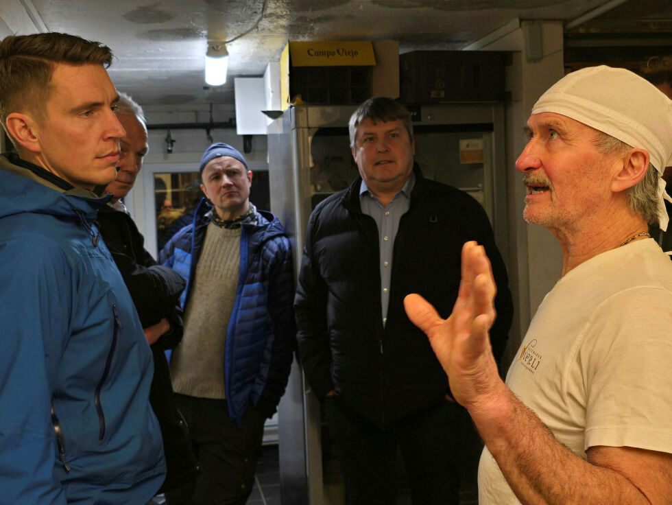 Ivar Øverli (til høyre) driver en gård med melkekyr i Pasvik. I tillegg produserer han ost i Norges nordligste ysteri. Han fikk besøk av representantene på beredskapsturné i Finnmark. De fikk selvsagt smaksprøver av ostene. Fra venstre, generalsekretær i Norsk Bonde- og Småbrukarlag, Anders Bakke Klemoen, Terje Hansen, hovedutvalgsleder for samferdsel i Finnmark fylkeskommune, Ola Johansen, Bengt Rune Strifeldt fra næringskomiteen på Stortinget og landbrukspolitisk talsmann for FrP.
 Foto: Yngve Bedari