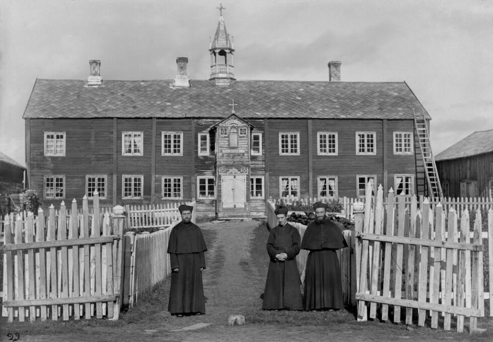 Den Katholske Præstegaard i Alten, Altagård, ca. 1882. Clemet Amundsen bodde her til han døde i Trondheim i 1888. Fotograf: Sophus Tromholt. Eier: Marcus, Spesialsamlingene ved Universitetet i Bergen.