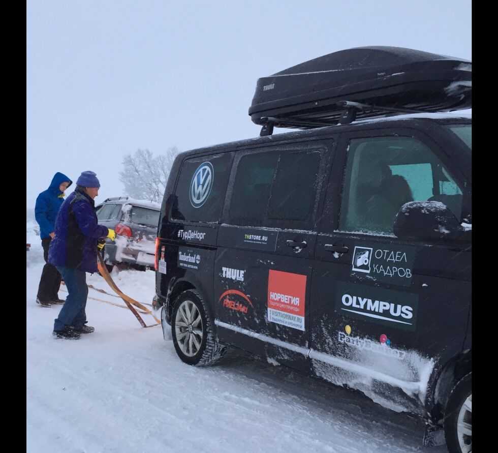 Ingen ble skadet i utforkjøringen. Her er følget i full gang med å få bilen opp på veien igjen.
 Foto: Kristin M Ericsson