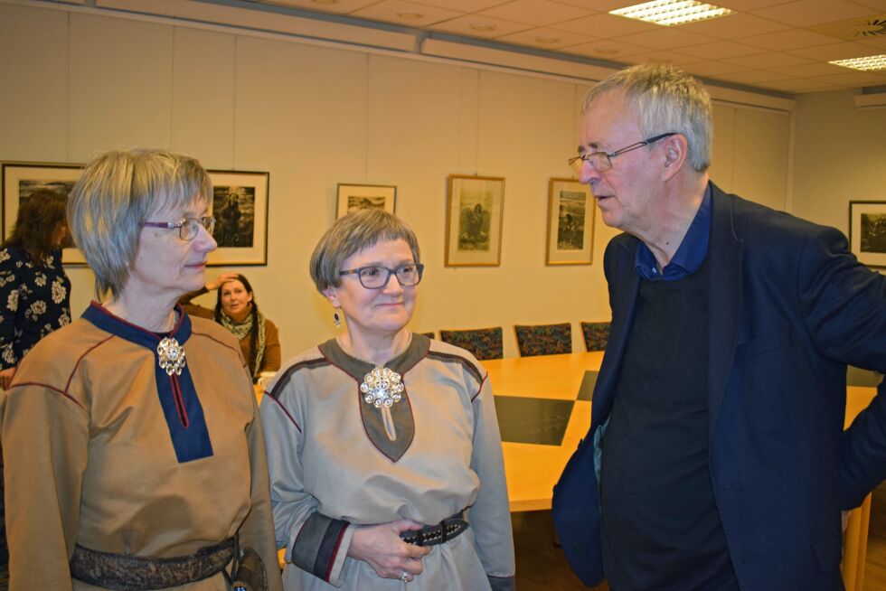 Annemarie Kjeldsø og Tove Lill Magga fikk honnør fra professor Trygve Wyller for måten den samiske salmesanggruppa ble bygd opp.
 Foto: Birgitte Wisur Olsen