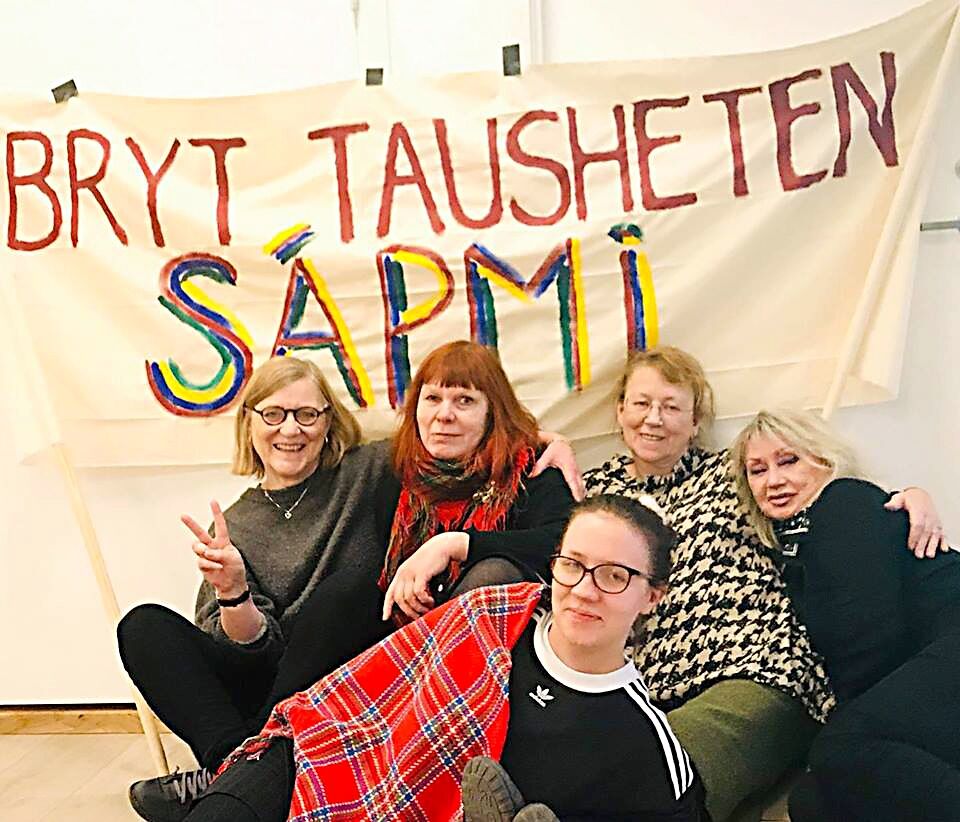 Lørdag 2. mars var det paroleverksted på Samisk Hus. Her ser vi fra venstre: Kirsten Anne Bjarnesdatter, Ann Finbog, Evy Frantzsen og Ragnhild Somby. Foran: Ronja Vaara.
 Foto: Privat