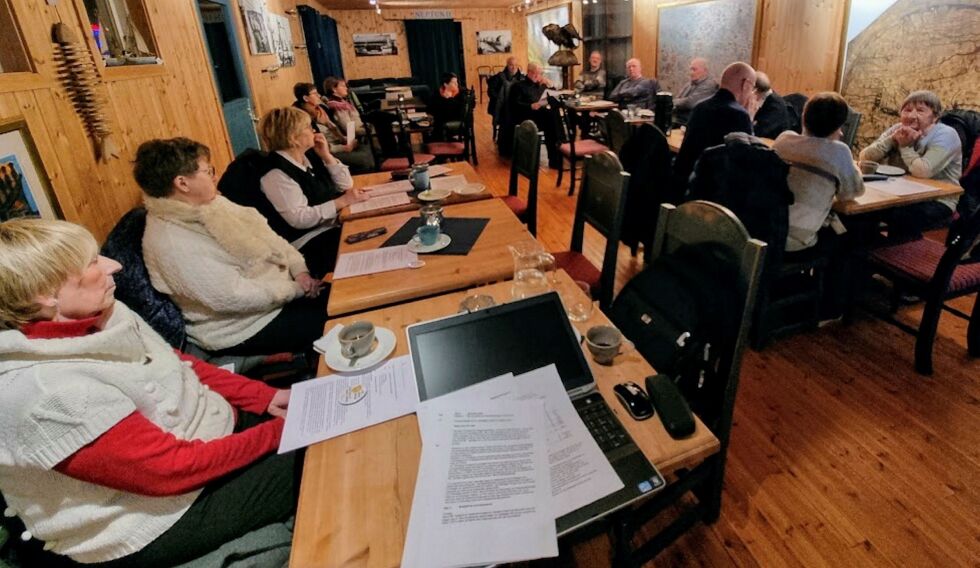 16 personer møtte opp på årsmøtet til Nordkapp HLF.
 Foto: Bernt-Aksel Jensen