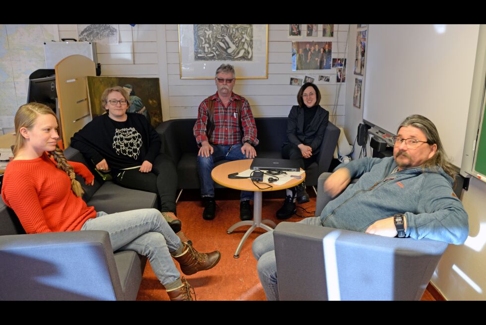 Lærer Katri Kitti, språkkonsulent Irja Kappfjell, leder Bjørn Erik Davidsen, lærer Mariell Andersson og lærer Odd Willenfeldt.
 Foto: Steinar Solaas