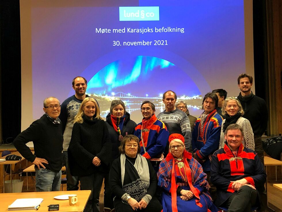 Noen av deltakerne fra folkemøtet i Karasjok på tirsdag.
 Foto: STEIN TORGER SVALA