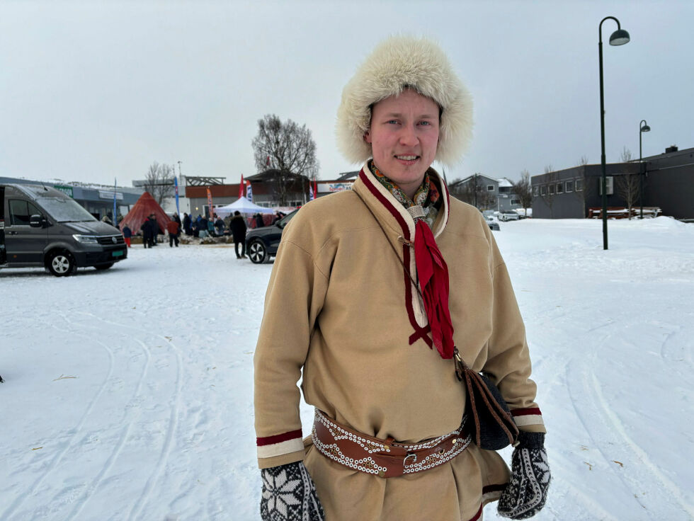 Den samiske artisten Emil Ráste Karlsen gledet seg til å underholde folk med konsert ved Tanabru sist søndag. Dårlig vær med sterk vind og snebyger la ingen demper for konserten.
 Foto: Thor Thrane