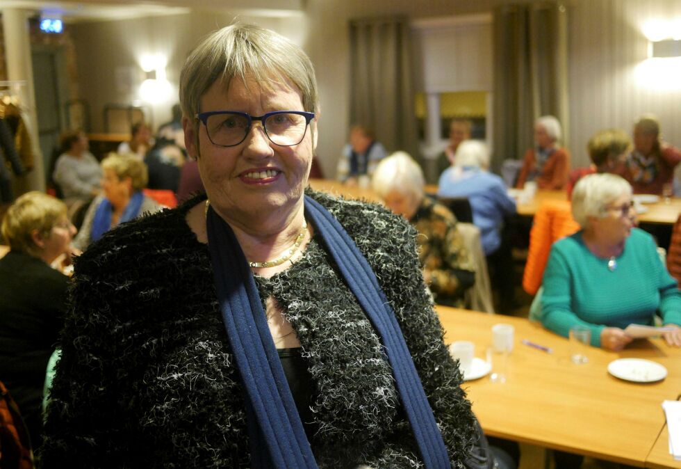 Leder for Nordkapp pensjonistforening, Elisabeth Bjønness-Hansen, oppfordrer menn til å komme på møter og engasjere seg i foreningens arbeid. Foto: Geir Johansen