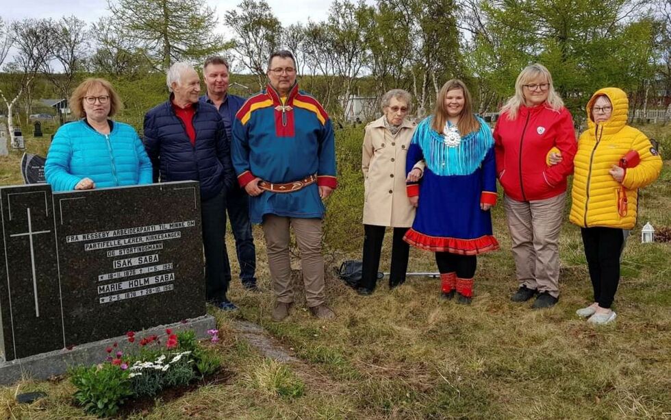 Her et et knippe av de som møtte frem under minnestunden for Isak Saba. Fra venstre Ann Jorid Henriksen, Olaf B. Johnsen, Jon Asle Schanche, Knut Store, Anna Valle, Hanne Iversen Neste, Inga Pettersen Lindi og Magnhild Mathisen.
BEGGE FOTO: NESSEBY AP