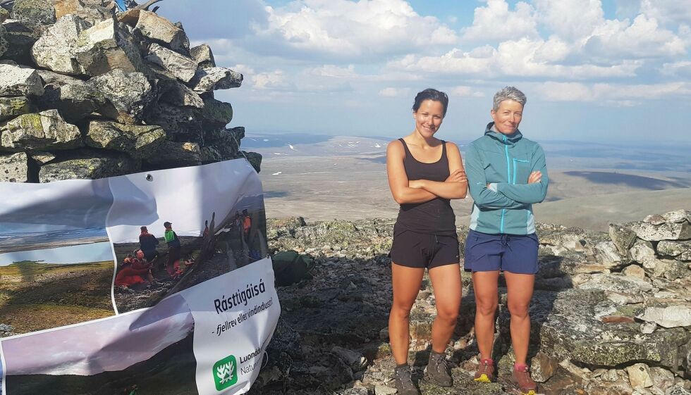 Synnøve Kvamme, nestleder Naturvernforbundet, og Marit Holm,
lokallagsleder Porsangerfjorden. Bildet er tatt på toppen av Rásttigáisá i sommer. Rett bak dem er det Grenselandet ønsker å etablere Davvi vindkraftverk.
 Foto: Privat