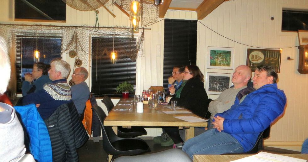 Fiskerne er med rette bekymret og forbannet. De fulgte godt med på det som ble sagt fra Frank Emil Trasti.
Foto: Vilfred Ingilæ