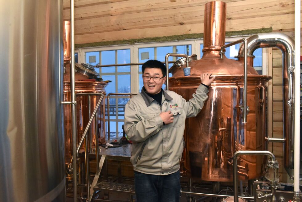 Kinesiske Xianxue Cao har tatt turen hele veien fra Kina for å sette sammen bryggeriet på Banak leir.
 Foto: Bjørn Arne Johansen