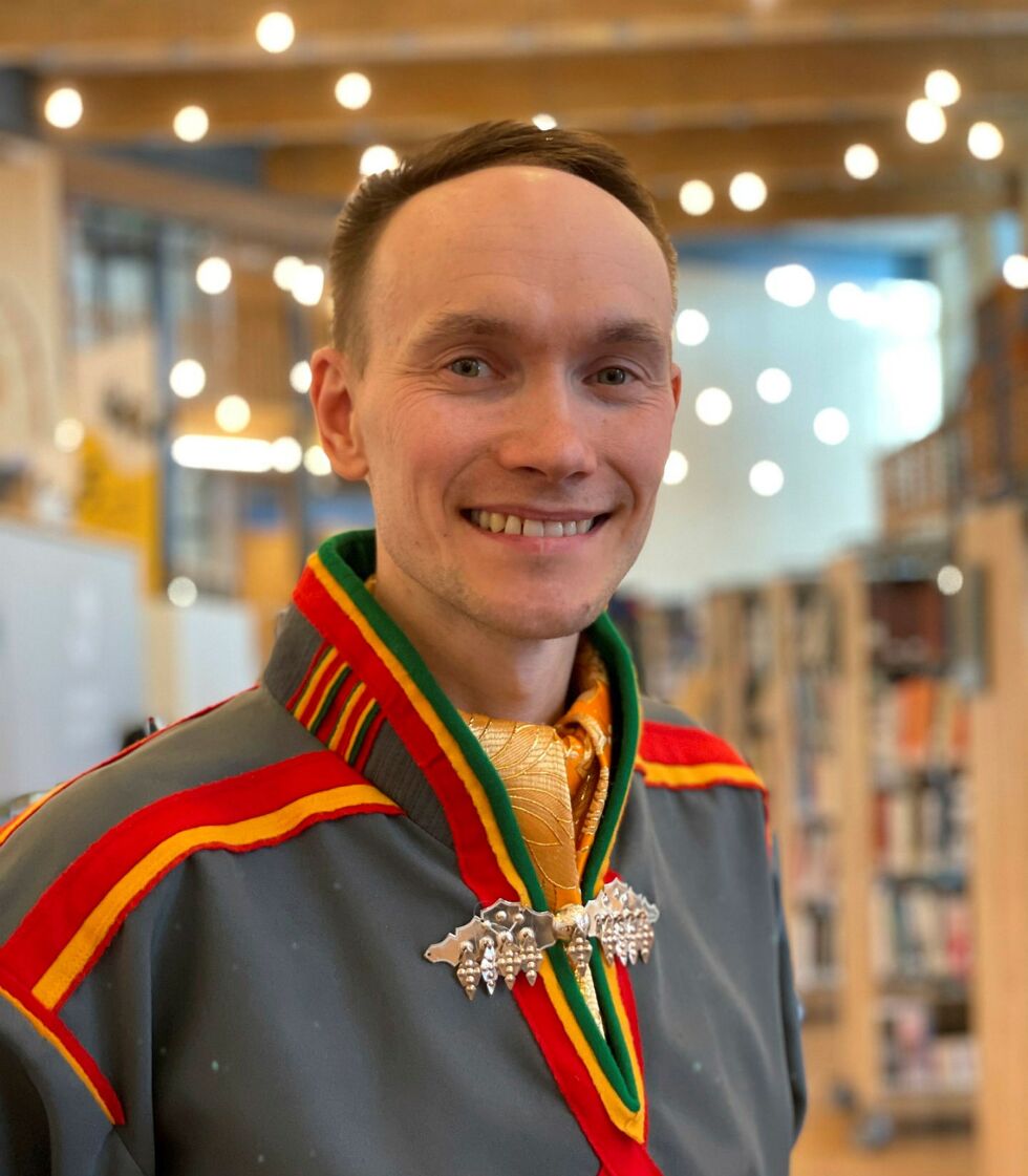 Klar tale om at duodji-avtalen er ment for tradisjonelt håndverk.
– Om det bare er maskinprodusert, da faller det utenfor, sier sametingsråd Runar Myrnes Balto (NSR).
Foto: Sametinget