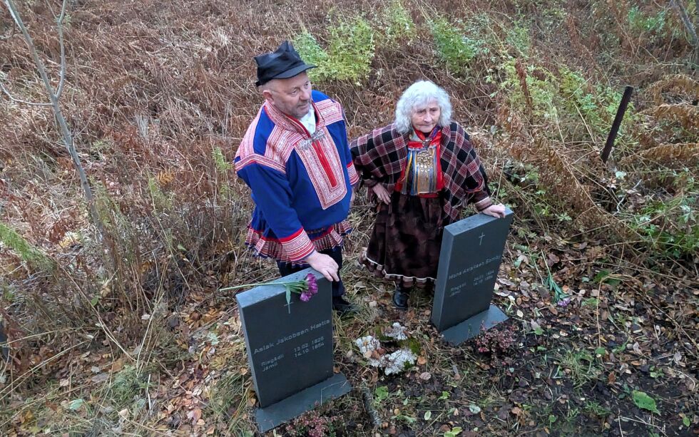 Nils A. Gaup og Margit Varsi står ved gravstøttene.
 Foto: Ánde Somby