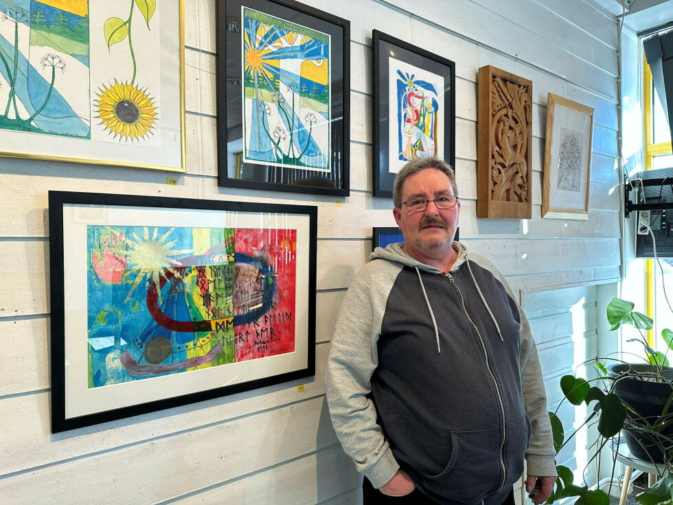Steinar Andersen har sterke uttrykk i sin kunst, og her står han foran tegninga «Ta runebommen tilbake».
 Foto: Hallgeir Henriksen