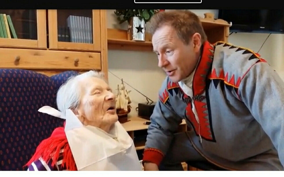 Et rørende øyeblikk da Ánde Somby joiket sin mors far Iŋggá-Per-Ivvár/Iver Persen Porsanger på eldresenteret i Tana. Ándes mor Karen Kristine Somby (1920-2017), som der er 95 år gammel, joiket med.
Foto: Skjermbilde