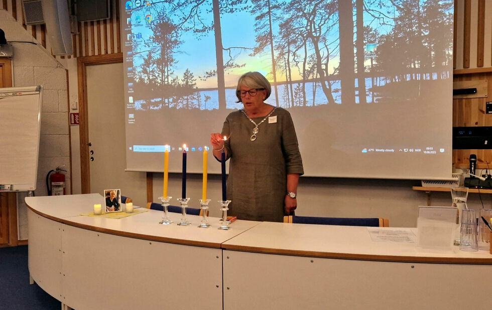 Unionspresident Grethe Mary Sørensen tenner fire lys for Soroptimist International, Europa, Norge og Kirkenes-klubben.
 Foto: Hill Haga