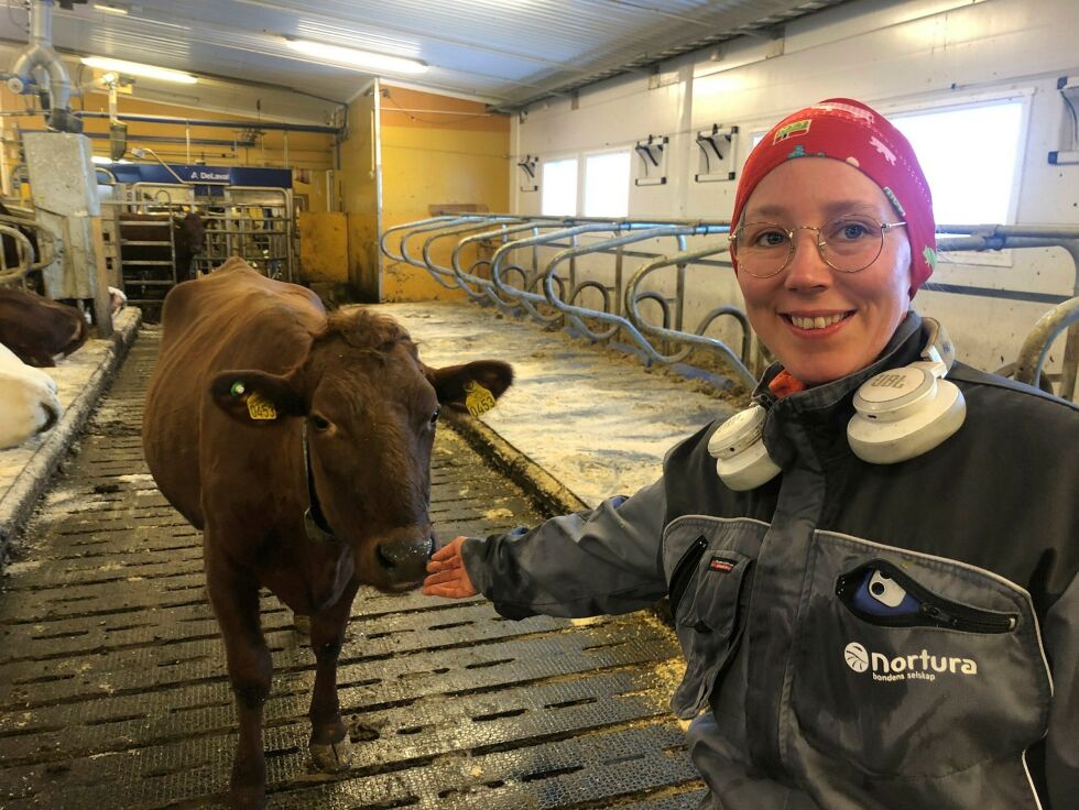 Melkebonde Britt Mari Andersen håper forbrukerne følger opp med å kjøpe lokalt produsert mat.
 Foto: Birgitte Wisur Olsen