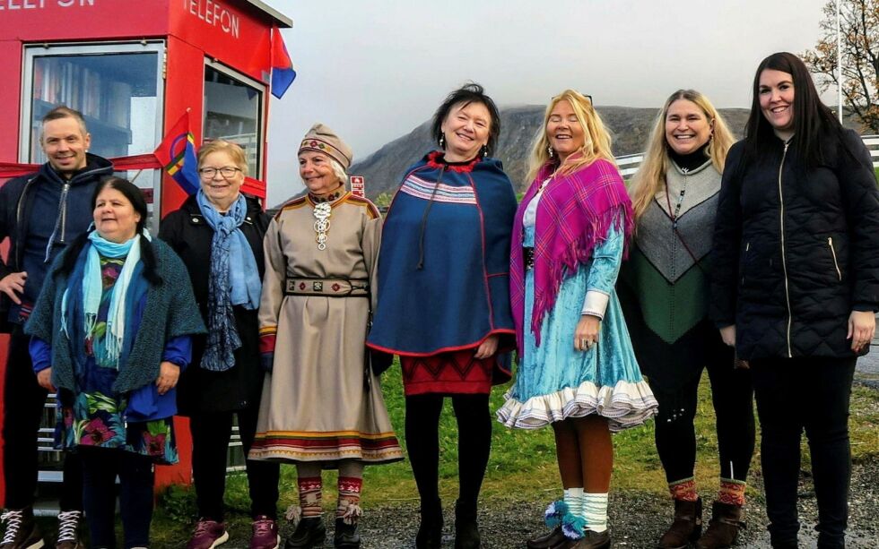 Blant aktivitetene til Foreninga Samiske forfattere er åpning av samiske lesekiosker. Bilde fra åpning av lesekiosken i Tromsø, venstre Johan Matteus Triumf fra Sametinget, Stina Fagertun, Rauni Magga Lukkari, Aase Synnøve Falch, leder i foreninga Irene Larsen, Sollaug Sárgon, Lene E Westerås og varaordfører Marlene Berntsen Bråthen.
 Foto: Sigfred Westerås