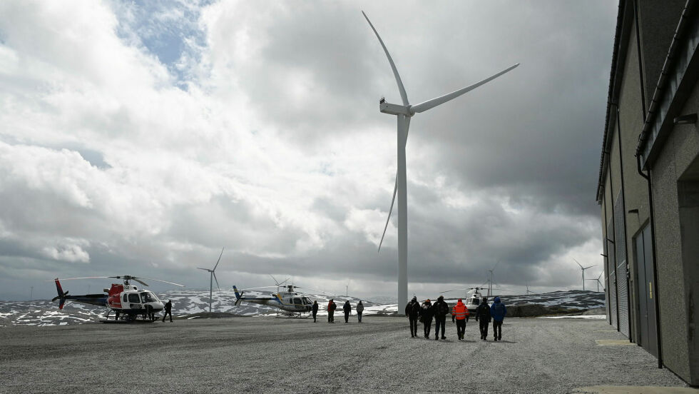 Retten på vei til helikoptrene.
 Foto: Irmelin Klemetzen