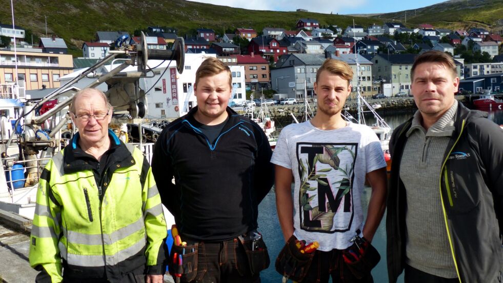 Daglig leder i Elektro Team AS i Honningsvåg, Trond Ingemann (til høyre), kan ikke få rost sine ansatte nok. På bildet ses veteran Kurt Severinsen (68) til venstre, samt Kristian Jensen (21) og Sigurd Johansen (22).
 Foto: Geir Johansen
