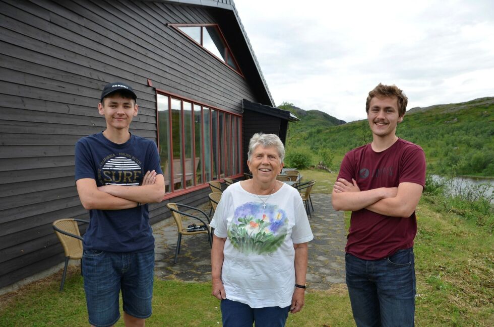 Benjamin, Håvard og Synnøve arbeider for tiden på Karalaks leir- og utfartssenter.
 Foto: Roger Albrigtsen