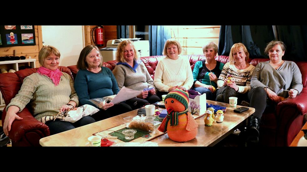 Det sosiale aspektet er viktig. Her ser vi Margrethe Angell (fra venstre), Edna Rasmussen, Lillian Farstad, Evy Akselsen, May-Tove Bech Nilsen, Sølvi Bech og Trude Rasmussen.
 Foto: Bjørn Roald Lillevik