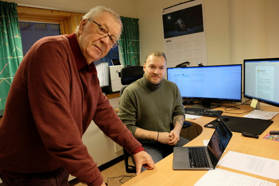 Leder for pensjonistforeningen i Vadsø, Helge Ovanger (til venstre) har inngått et samarbeid med Vadsø videregående skoles assisterende rektor, Andreas Rushfeldt, om datakurs for eldre.
 Foto: Bjørn Hildonen