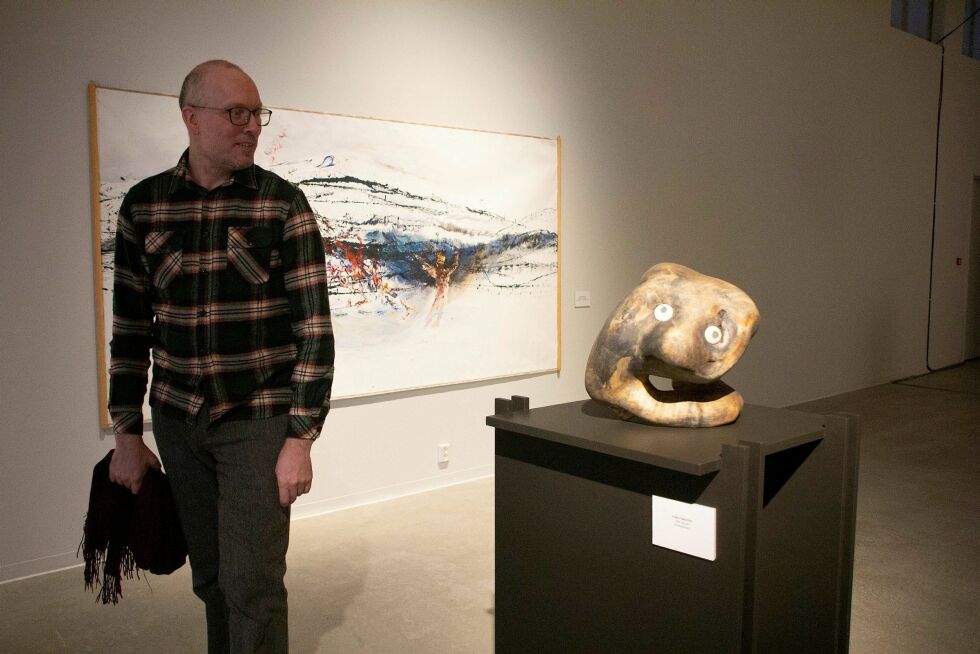 Di­rek­tør i Sam­isk sen­ter for sam­tids­kunst, Kris­tof­fer Dolmen, ved Fol­ke Fjällström sitt verk: Från djupet.
 Foto: Anita Bjørnback
