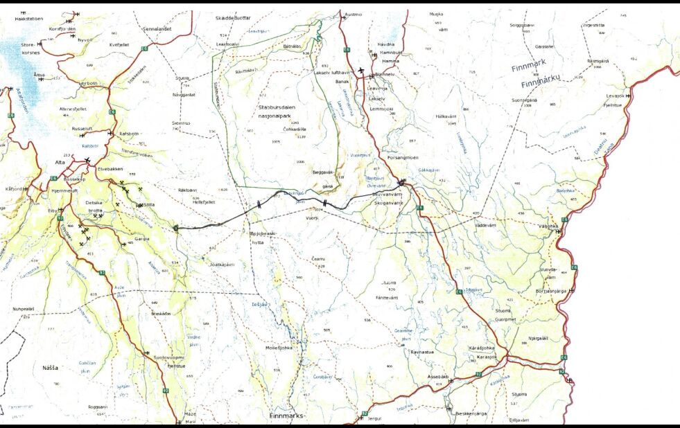 På kar­tet har Pors­ang­er Venst­re teg­net inn sitt for­slag til tra­sé for ny vei med E6-stan­dard mel­lom Skog­an­var­re i Porsang­er og Øvre Stil­la i Alta.
 Foto: Porsanger Venstre