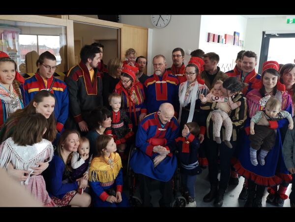 John (100) feiret med storfamilien rundt seg