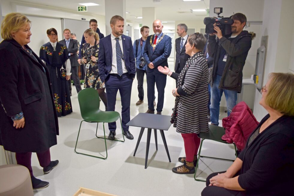 Statsminister Erna Solberg og helseminister Bent Høie ble vist rundt i lokalene til det Norges mest moderne akuttsykehus.
 Foto: Birgitte Wisur Olsen