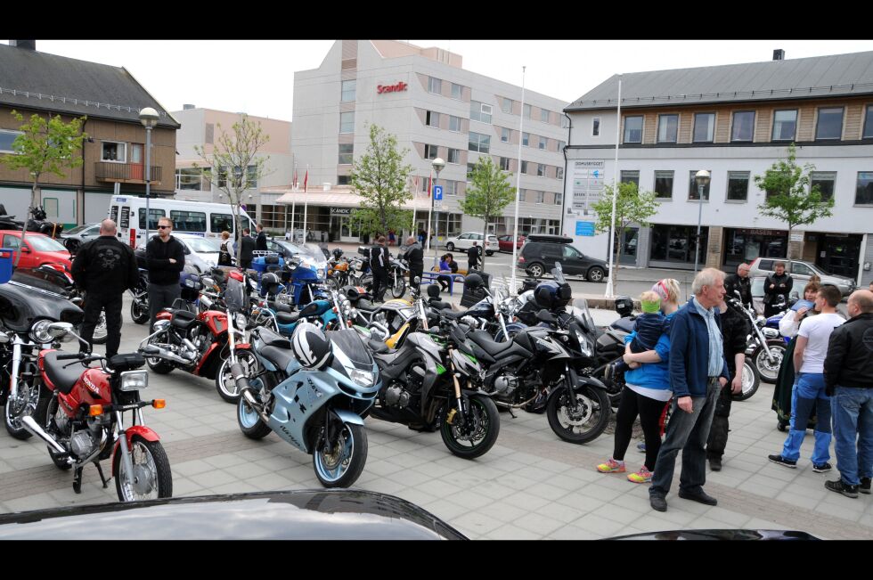Her ser vi motorsyklene som ble stilt ut på torget i Kirkenes på lørdag.
 Foto: Hallgeir Henriksen